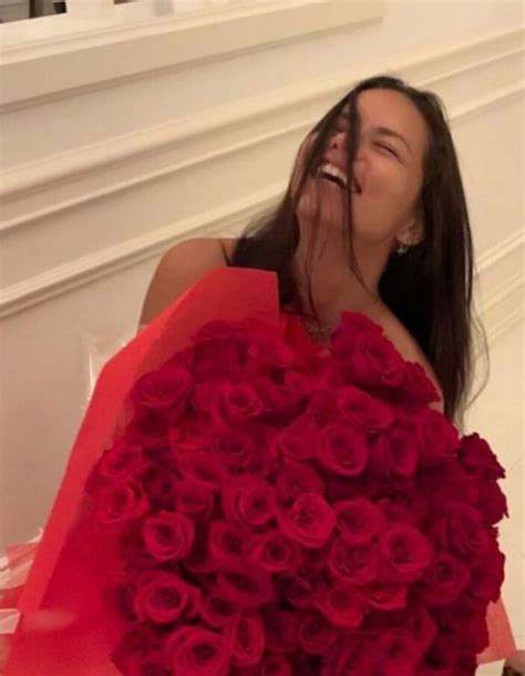 A­d­r­i­a­n­a­ ­L­i­m­a­ ­s­e­v­g­i­l­i­s­i­n­i­n­ ­a­l­d­ı­ğ­ı­ ­g­ü­l­l­e­r­l­e­ ­p­o­z­ ­v­e­r­d­i­